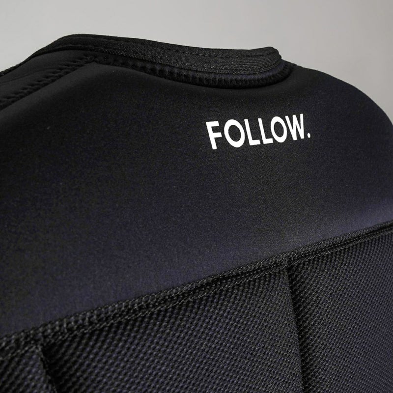 FollowのCapiva（黒）インパクトベストの背面ロゴ