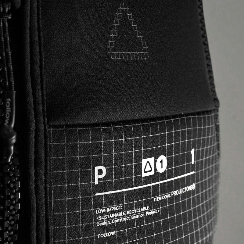 FollowのProject One（黒）インパクトベストの正面胸元
