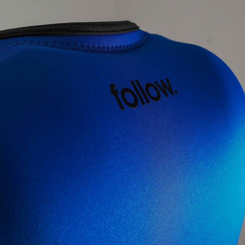 FollowのCorp（青）インパクトベストの背面ロゴ