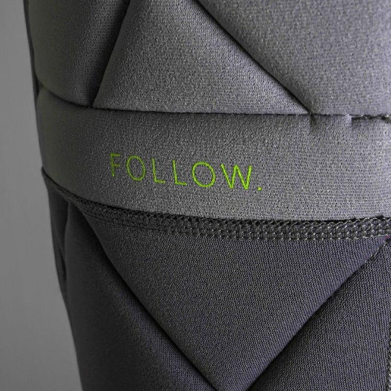 FollowのAthena Ladies（グレーと黄色）レディースインパクトベストの正面のロゴ