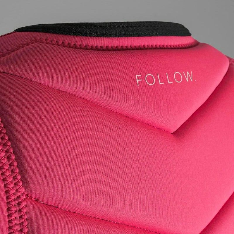 FollowのMemphis Ladies（ピンクと黒）レディースインパクトベストの背面ロゴ