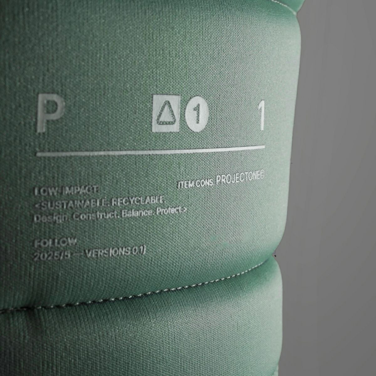 FollowのProject One  Ladies（ミント色）レディースインパクトベストの正面下部ロゴ