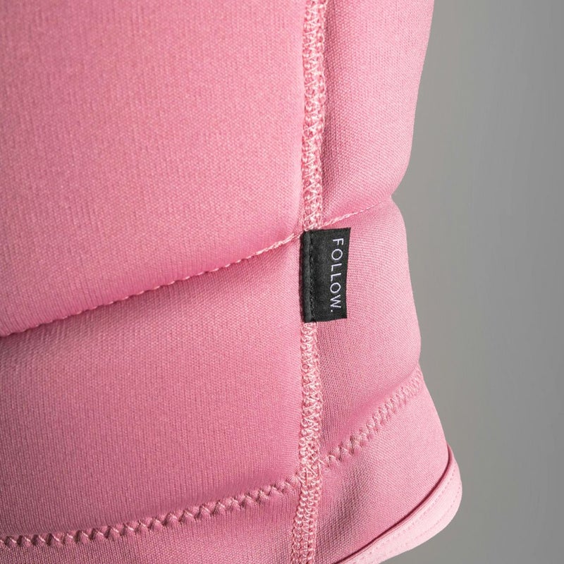 FollowのCorp Ladies （ピンク）レディースインパクトベストの側面のタグのアップ