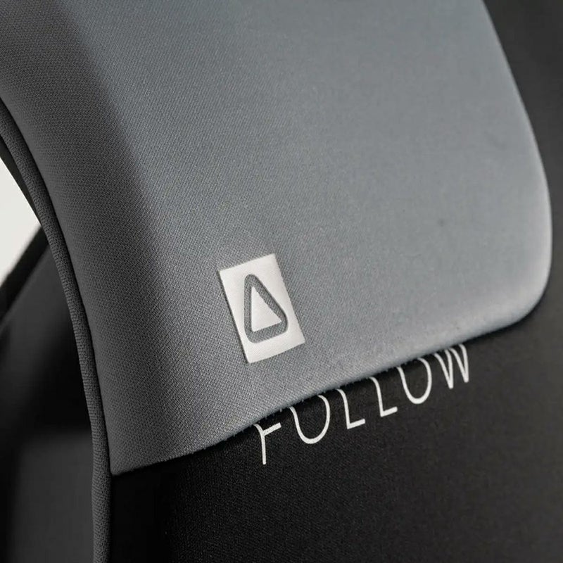 FollowのCure2 CGA Ladies（黒と青）初心者女性用ライフジャケットの背面ロゴ