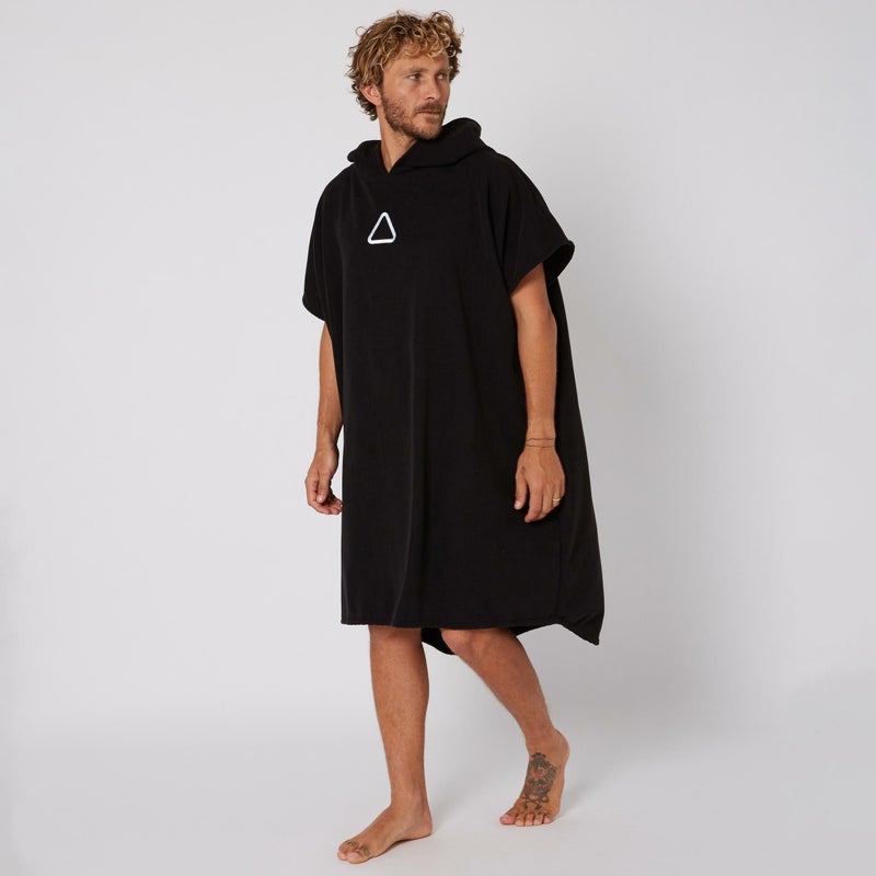 Followのポンチョ　CorpTowelie (Black)　着用画像　斜め前から見た図
