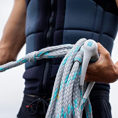 ボートアクセサリー　ウェイクサーフィン用トーイングロープ（カラー　Grey/Teal）　実際の使用写真（引き）