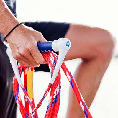 ボートアクセサリー　ウェイクサーフィン用トーイングロープ（カラー　Navy/Red）　実際の使用写真（持ち手のアップ）