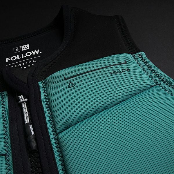 FollowのSection（黒とターコイズブルー）インパクトベストの胸元