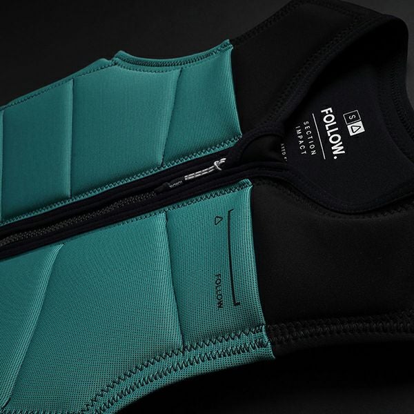 FollowのSection（黒とターコイズブルー）インパクトベストの胸元