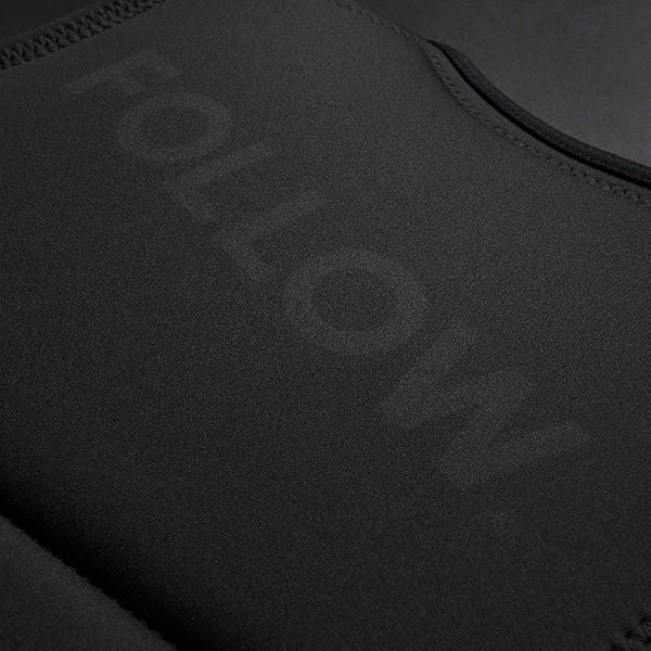 FollowのSection（黒とターコイズブルー）インパクトベストの背面ロゴ