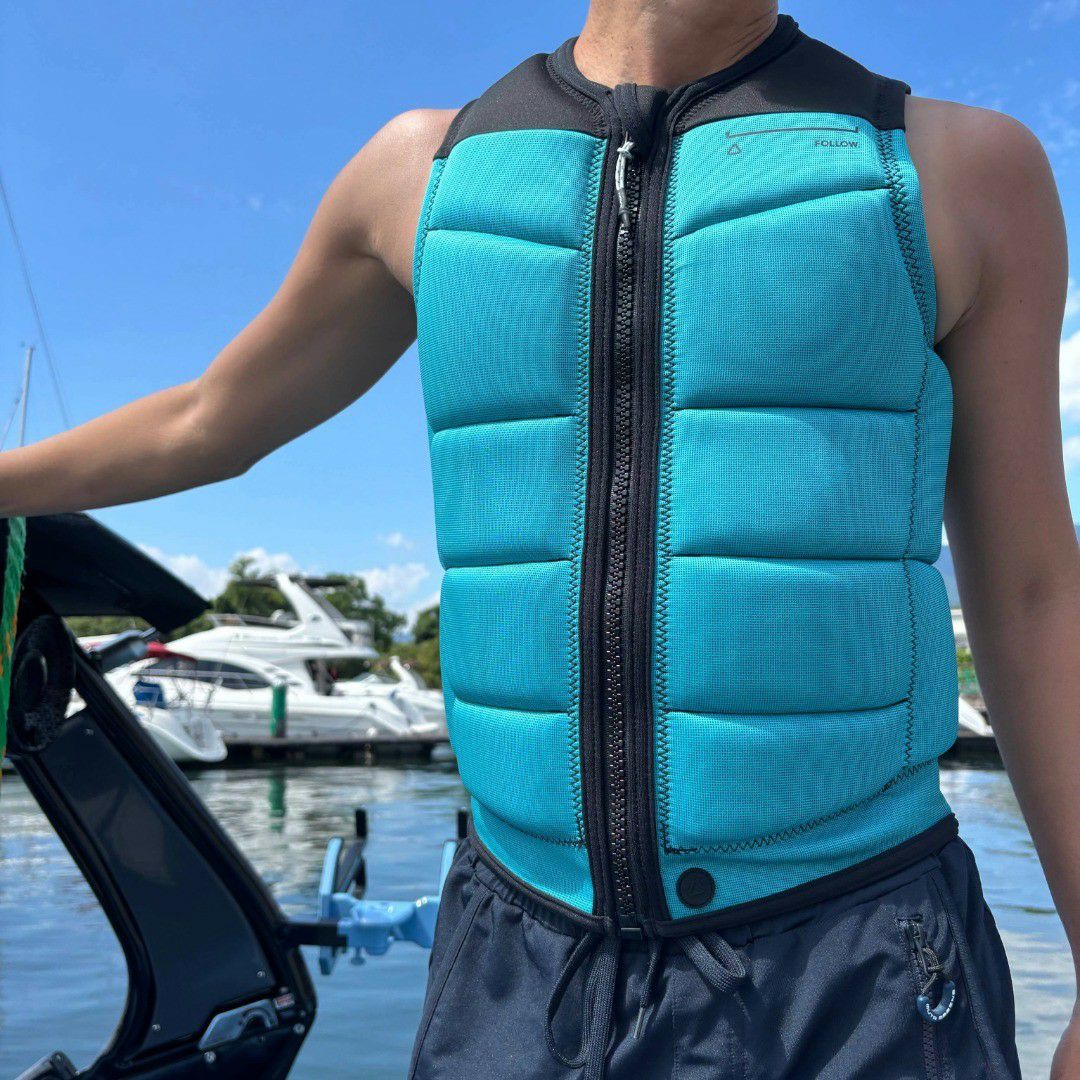 FollowのSection（黒とターコイズブルー）インパクトベスト　着用画像