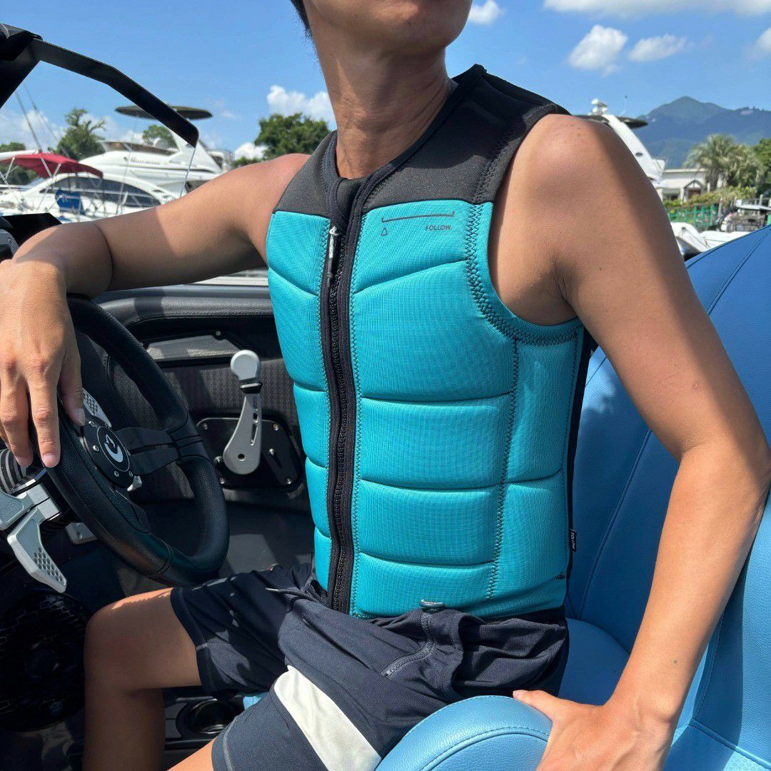 FollowのSection（黒とターコイズブルー）インパクトベスト　着用画像