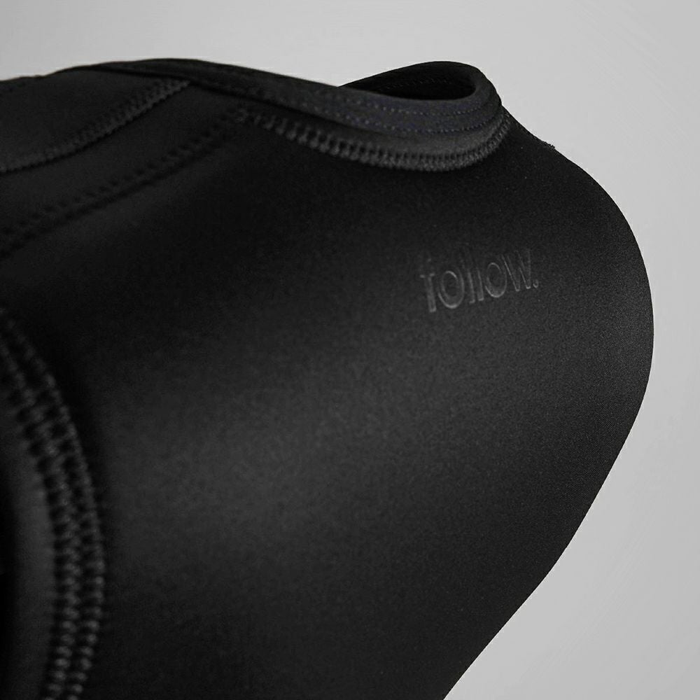 FollowのCorp（Black）インパクトベストの首元