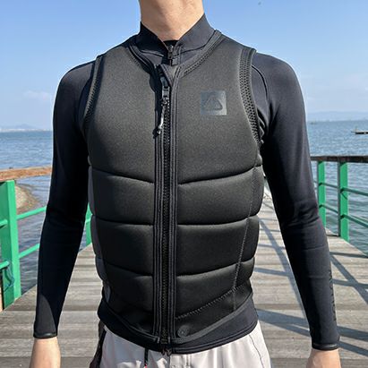 FollowのCorp（Black）インパクトベストの正面着用画像