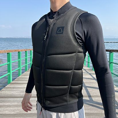 FollowのCorp（Black）インパクトベストの斜め着用画像