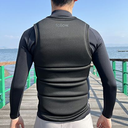 FollowのCorp（Black）インパクトベストの背面着用画像