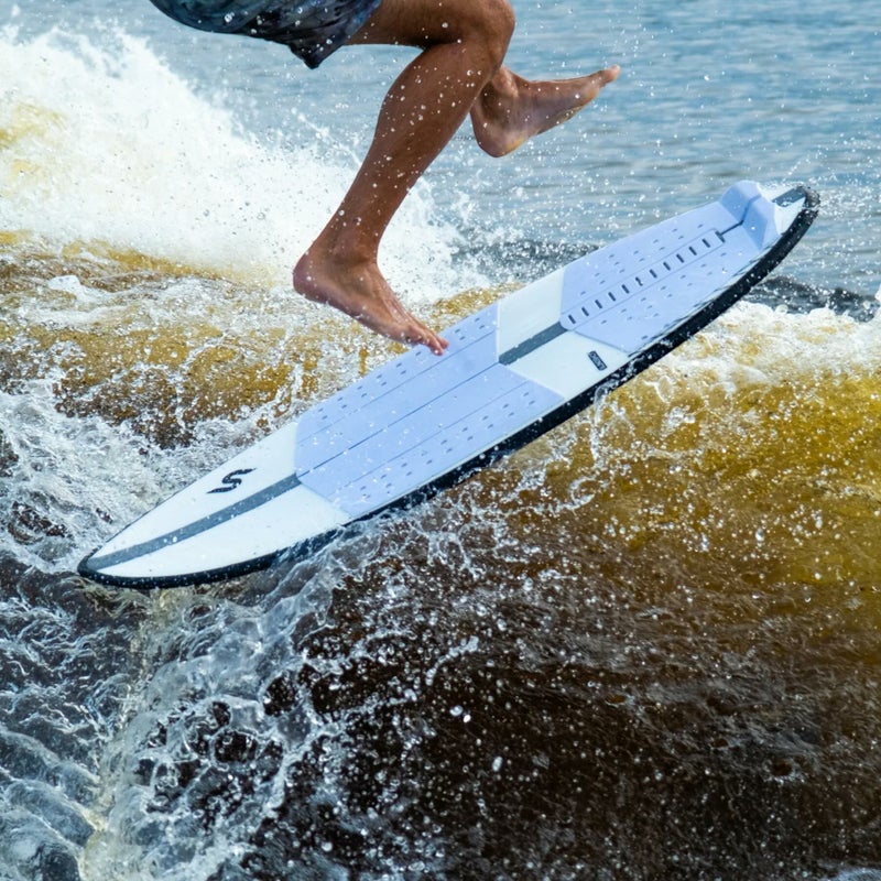 SlingShotのウェイクサーフボード　Coaster V6を実際に使用してサーフィンをしている様子