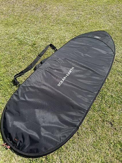 OCEAN&EARTHのボードバッグ　 COR_X FISH DAY COVER 5.4ftを芝生に置いている様子