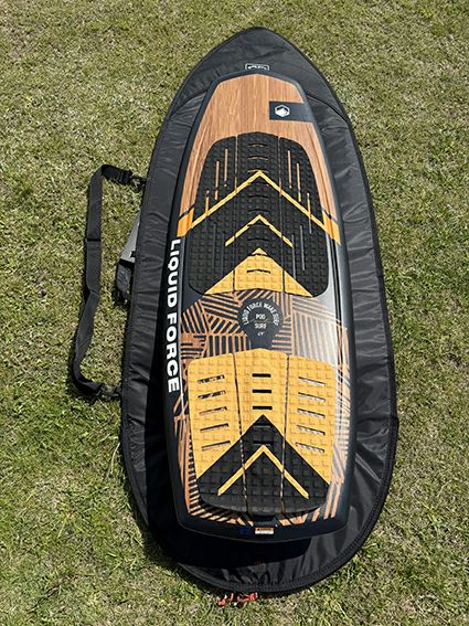 OCEAN&EARTHのボードバッグ　 COR_X FISH DAY COVER 5.4ftの上にLIQUIDFORCEのPODを乗せている様子