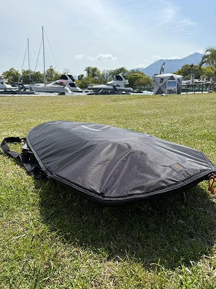 OCEAN&EARTHのボードバッグ　 COR_X FISH DAY COVER 5.4ftの中にボードを入れている様子