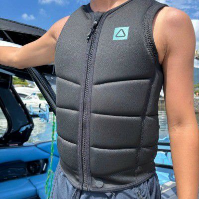 FollowのCorp（黒と緑）インパクトベスト　着用画像