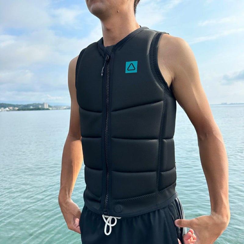 FollowのCorp（黒と緑）インパクトベスト　着用画像