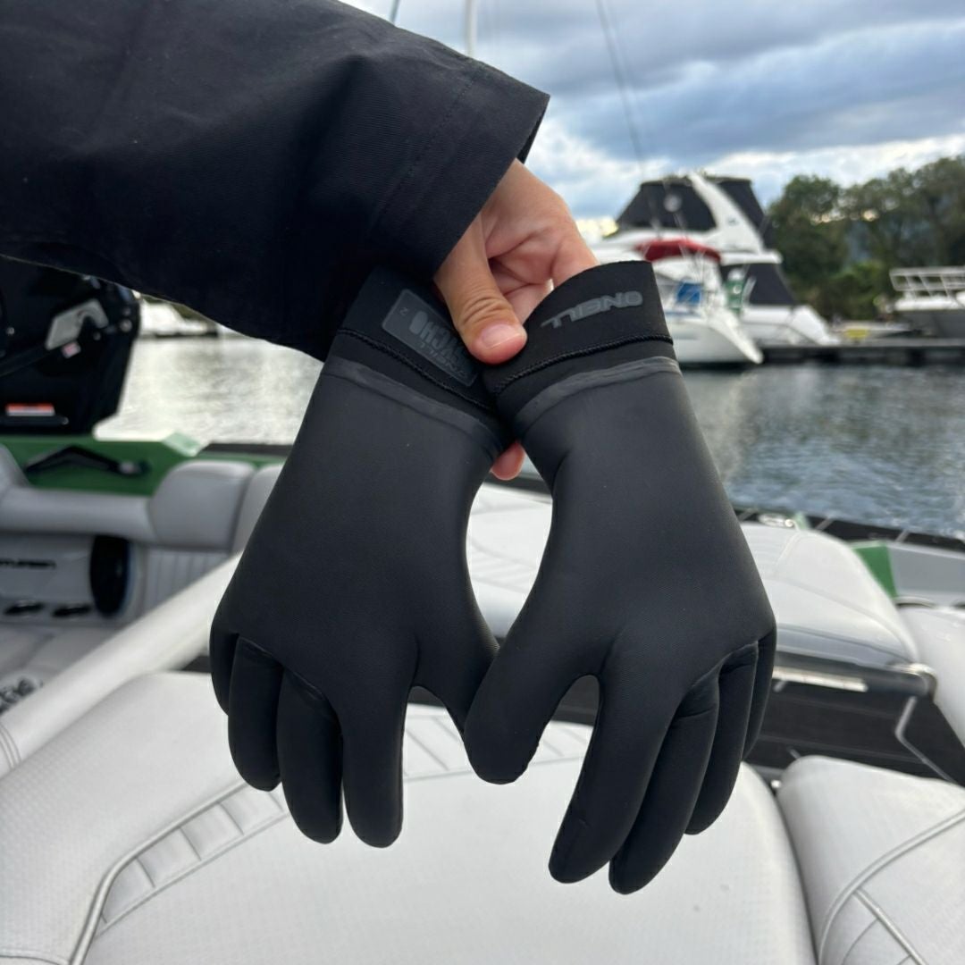  PSYCHO SL GLOVE 2 FIREWALLを手に持っている様子