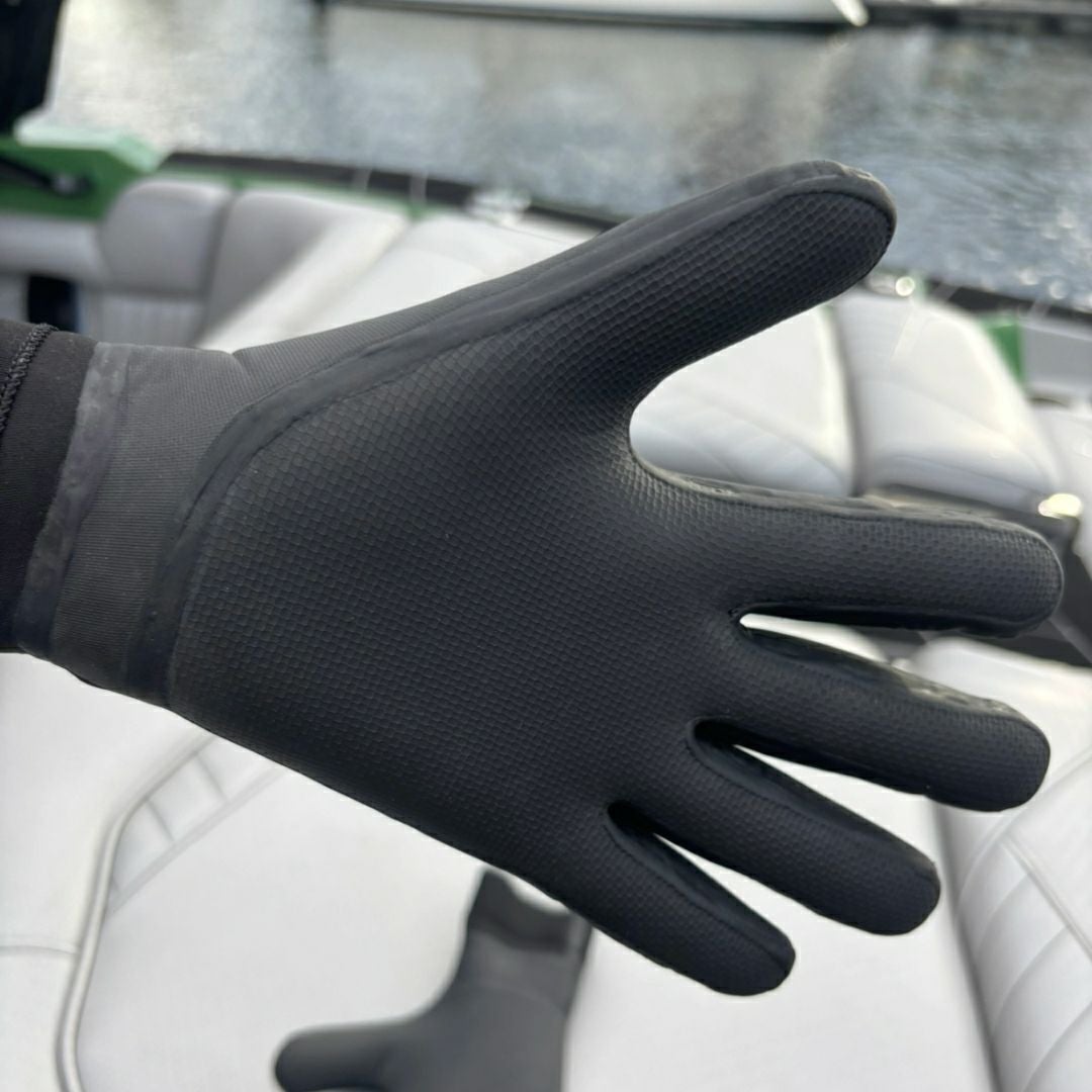  PSYCHO SL GLOVE 2 FIREWALLを片手にはめている様子